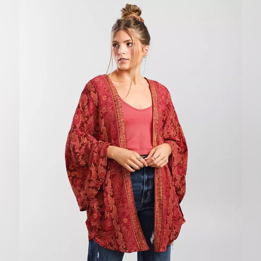 Buckle Angie Crimson Flyaway Kimono